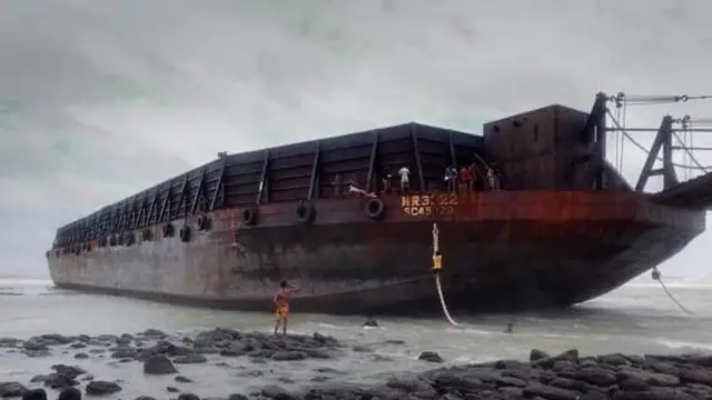 ছেড়া দ্বীপে আটকে পড়া বার্জ এমআর ৩৩২২