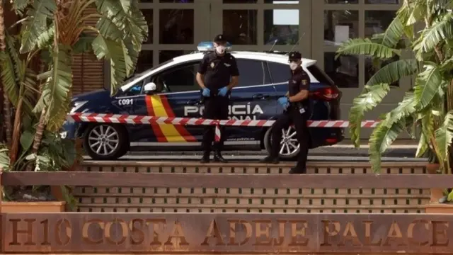 హోటల్ వద్ద పోలీసులు