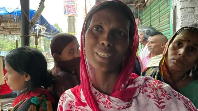 मोमीना बेग़म का सवाल है कि उनका बेटा शाहिद पढ़ा-लिखा ही नहीं है तो फिर नौकरी के लिए हंगामा क्यों करेगा?