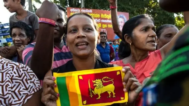 வெற்றியை கொண்டாடும் மக்கள்