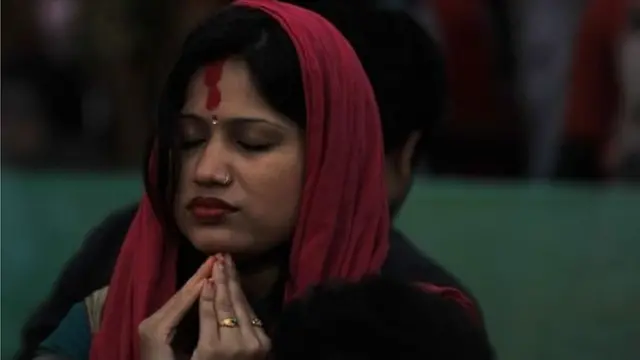 पूजा करती एक महिला.