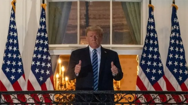 백악간에 복귀한 후 포즈를 취하는 트럼프 대통령