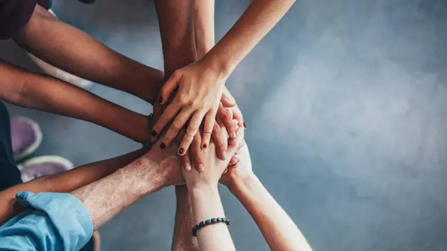 Varias manos en señal de unidad.