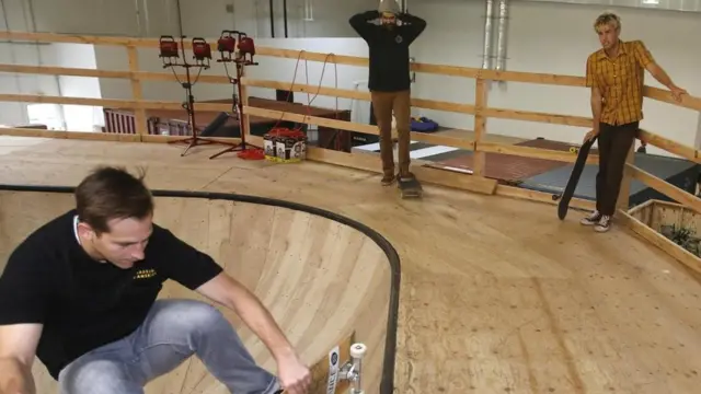 تضم إحدى شركات الجوارب الشهيرة في ولاية كاليفورنيا قاعة للتزلج وملعبا لكرة السلة وصالة للألعاب الرياضية