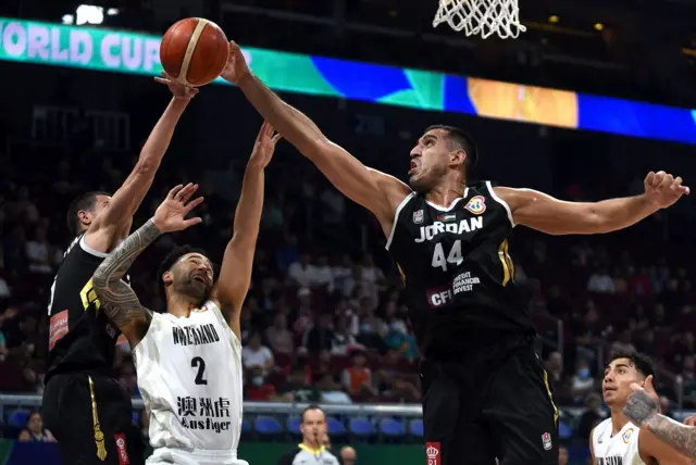 Blokada Ahmada Al-Dvairija, centra Jordana na meču protiv Novog Zelanda