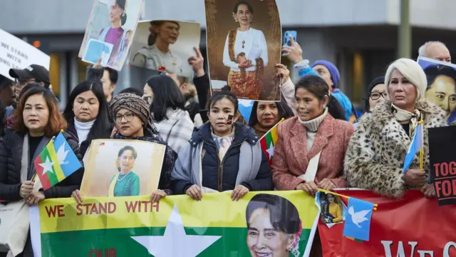 အိုင်စီဂျေတရားရုံးရှေ့ဒေါ်အောင်ဆန်းစုကြည်ကို ထောက်ခံမှုတွေရောကန့်ကွက်ဆန္ဒပြမှုတွေပါ ရှိခဲ့