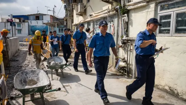 颱風」山竹「靠近香港前，香港警方向可能受到影響的居民發放宣傳資料