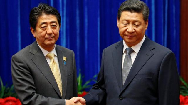 北京人民大會堂內習近平與來訪的安倍晉三握手（10/11/2014）