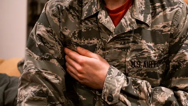 Mike en su uniforme de la Fuerza Aérea.
