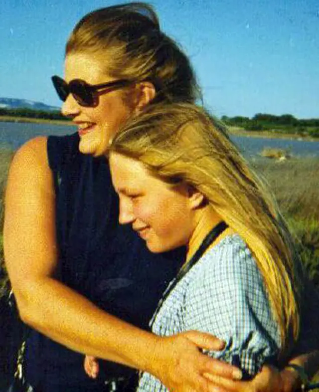 Sheila e Polly abraçadas