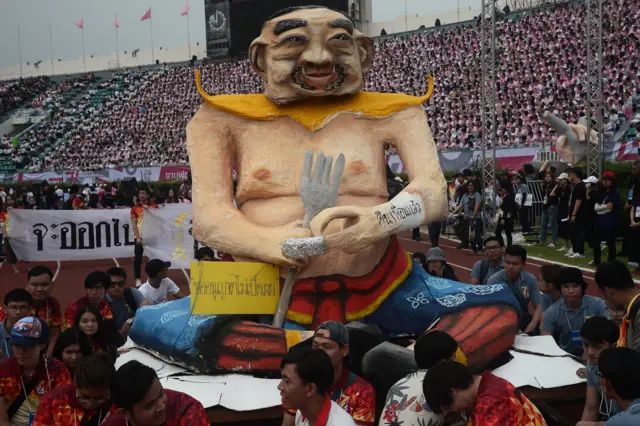 ฟุตบอล ประเพณี จุฬา มธ 72 ล้อการเมือง