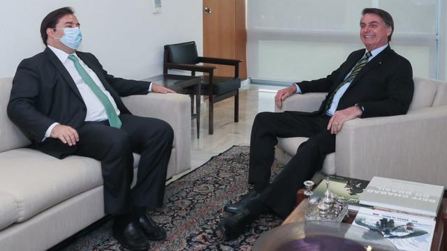 Rodrigo Maia e Jair Bolsonaro, o primeiro com máscara e o segundo sem, sentados em sala durante encontro