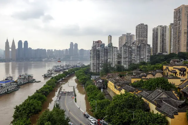 洪水漫入重庆市区,淹没一些著名景点。