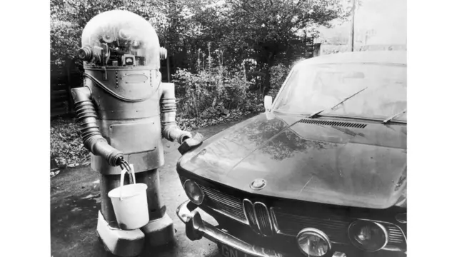 Робот моет машину