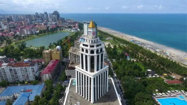 بعضی از شهروندان ایرانی بر این باورند که با سرمایه‌گذاری در گرجستان بخصوص از طریق خرید ملک اولا نگرانی آنها از کاهش ارزش ریال از بین خواهد رفت و همچنین با گذشت زمان، سرمایه آنها افزایش خواهد یافت