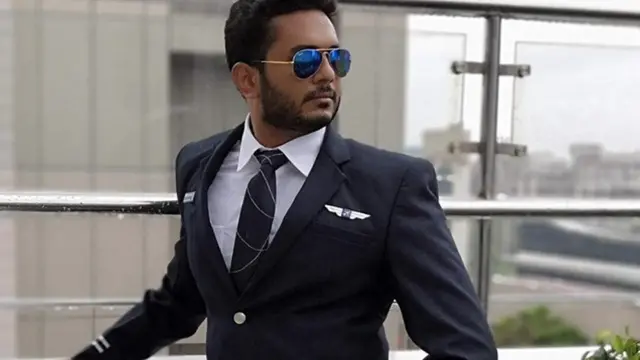 விமானத்தில் உயரப் பறக்கும் தமிழ் குரல் - சமூக ஊடகம் கொண்டாடும் இந்த விமானி யார்?