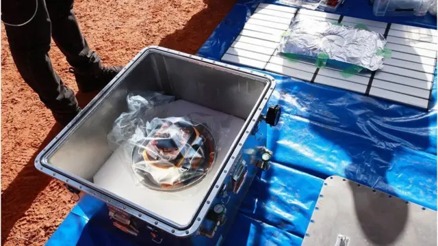 পৃথিবীতে ফেরত আসার আগে রায়ুগু নামের গ্রহাণুতে প্রায় একবছর ধরে অনুসন্ধান করে মহাকাশযানটি।