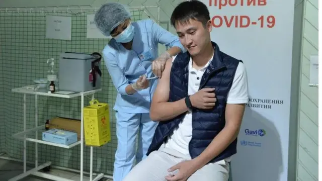 Садир Жапаров ўзи билан бирга 14 ёшли ўғлини ҳам омма кўз ўнгида коронавирусга қарши эмлатган