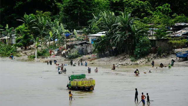 তিস্তার বুক থেকে ট্রাকে করে বালি তোলা হচ্ছে। শিলিগুড়ির কাছে, পশ্চিমবঙ্গে।
