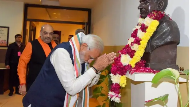 નમન કરતા નરેન્દ્ર મોદી અને તેમની પાછળ અમિત શાહ