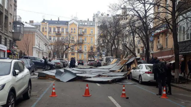 Повалений шматок даху на вулиці