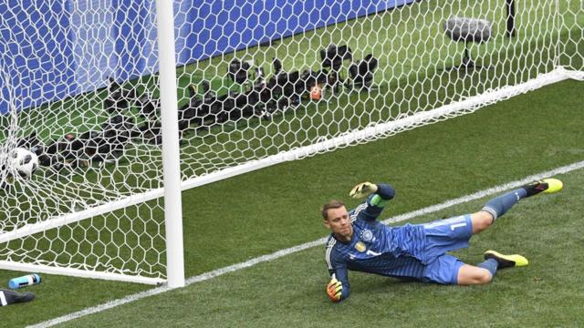 O goleiro alemão Neuer sofrendo o gol da vitória do México na Copa da Rússia