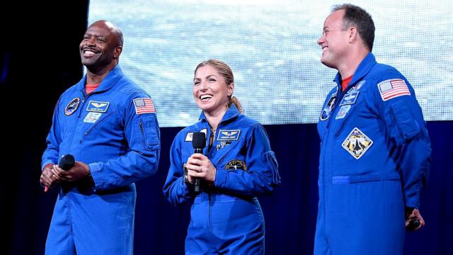Рон Гаран (на снимке справа), космический турист Ануше Ансари и другой астронавт НАСА Леланд Мелвин на благотворительном фестивале Global Citizen (Нью-Йорк, 22 сентября 2016 года)