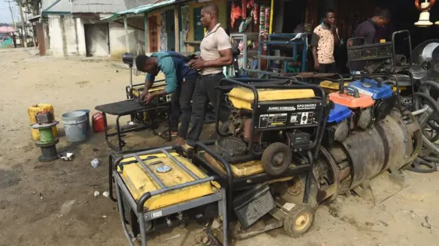 Generator mechanic dem dey fix plenti generators wey spoil.