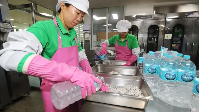 인천 서구 가정동의 한 초등학교 식당에서 근로자들이 생수를 이용해 밥을 짓고 있다