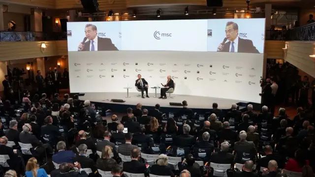 王毅(中左)在德國出席慕尼黑安全會議並回答提問(新華社圖片18/2/2023)