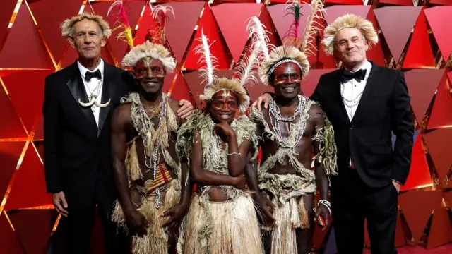 Martin Butler y Bentley Dean con el elenco de Tanna