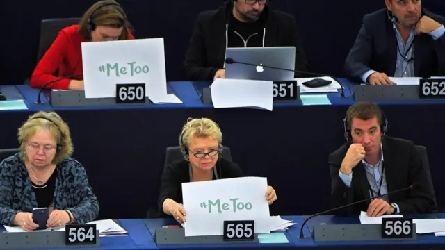 यौन उत्पीड़न पर बहस के दौरान हाथों में 'मी टू' का प्लेकार्ड लिए यूरोपीय संसद की फ़्रांसीसी सदस्य ईवा जोली