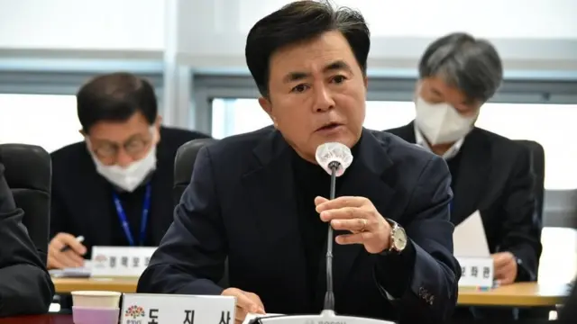 5일 김태흠 충남지사가 실국원장회의에서 마이크에 대고 발언하고 있다