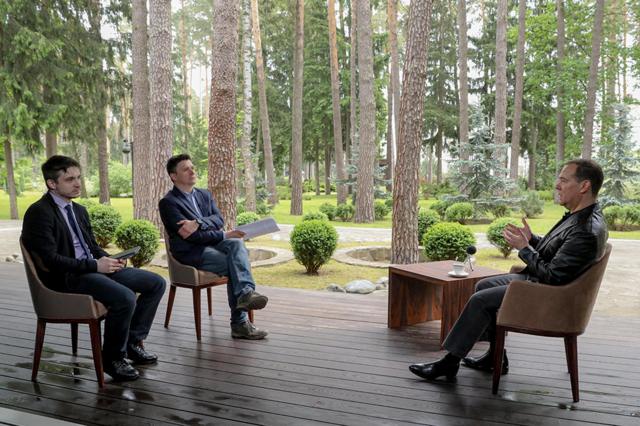 Дмитрий Медведев беседует с журналистами "Коммерсанта"