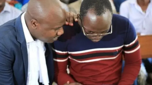 Umushingwamanza wiwe, Jebra Kambole (i bubamfu), avuga ko amagara ya Eric Kabendera (i buryo) yifashe nabi