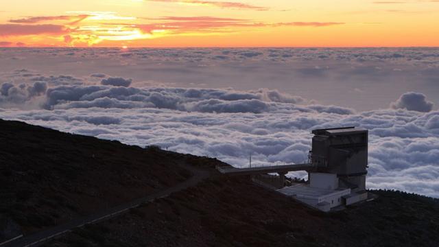 Foto do Telescópio Nacional Galileu, nas Ilhas Canárias, com nuvens ao fundo