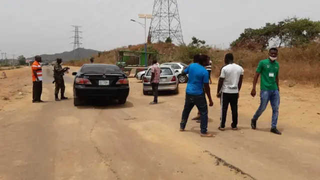 Wasu jami'an soja kenan ke tsayar da motoci a Unguwar Kuje da ke Abuja babban birnin Najeriya.