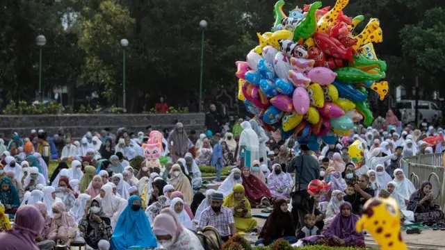 Su ma al'ummar birnin Malang na kasar Indonesiya sun yi tasu sallar Idi a yau Lininin