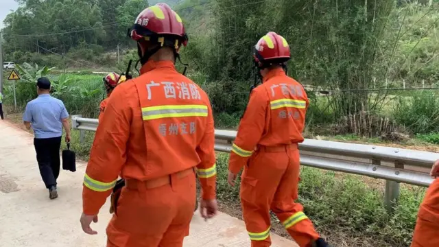 Equipos de rescate cerca del lugar del accidente