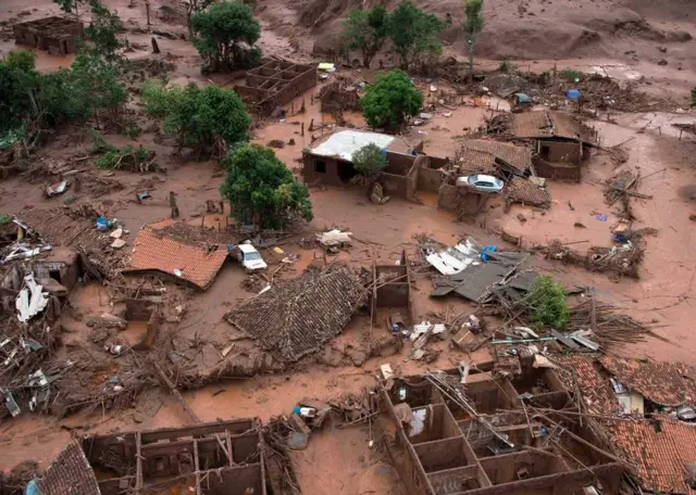 O estrago causado pelo rompimento da barragem da Samarco em Mariana