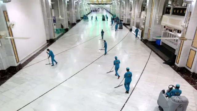 سعودی عرب نے کورونا وائرس کے خطرے کے پیشِ نظر عمرے کو موقوف کر کے مسجد الحرام کو خالی کروایا ہے