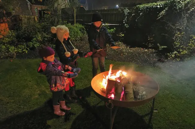 Niños y fuego.