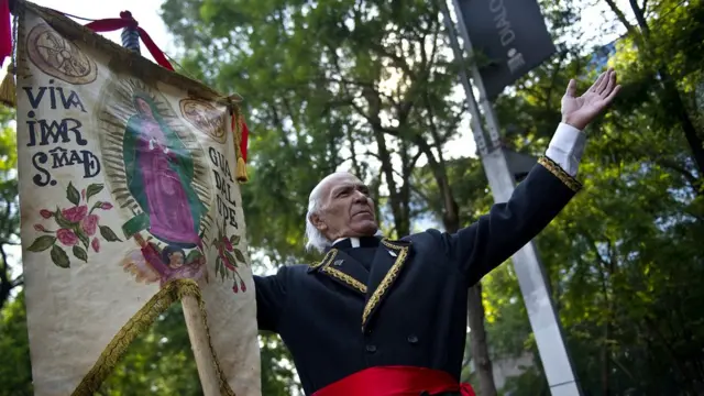 Image 5: Un hombre personifica a Miguel Hidalgo