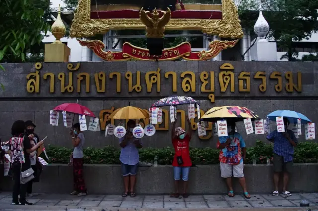 กิจกรรม “ยืน หยุด ขัง” ถูกจัดขึ้นหน้าสำนักงานศาลหลายแห่งในรอบ 3 เดือนที่ผ่านมา เพื่อเรียกร้องให้ปล่อยตัวแกนนำ “ราษฎร” ที่ถูกคุมขังภายในเรือนจำระหว่างการพิจารณาคดี