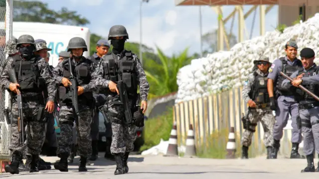 Agentes de segurança armados no entorno de presídio em Manaus
