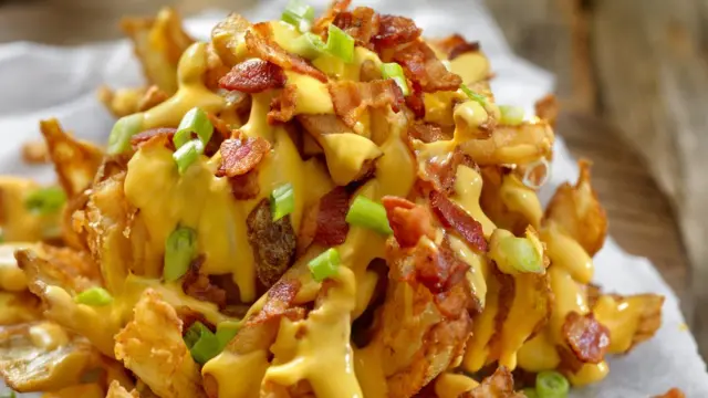 Жареная картошка в сырном соусе с беконом