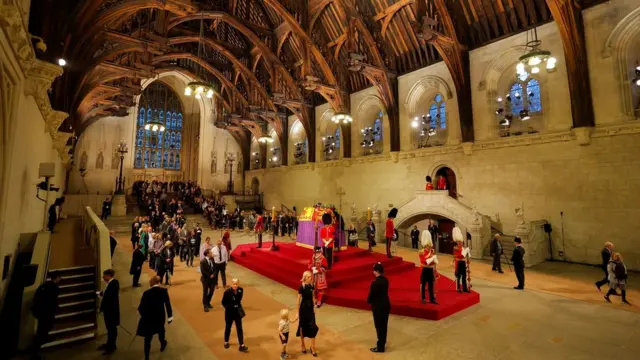 Corpo da rainha está sendo veladocâmara ardenteWestminster