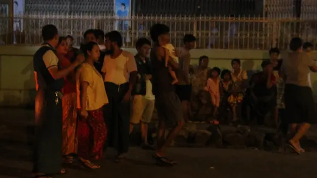 ငလျင်ကြောင့်တိုက်အောက်ဆင်းနေကြသူများ