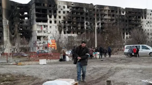 મારિયુપોલ શહેરની આ બિલ્ડિંગ પર યુદ્ધની વિભીષિકાની છાપ સ્પષ્ટ જોવા મળે છે