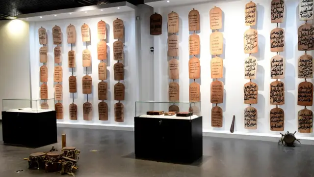 Des œuvres d'art sont exposées au nouveau musée des civilisations noires, à Dakar, le 6 décembre 2018, lors de la cérémonie d'ouverture et d'inauguration.